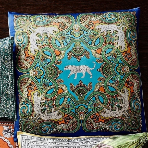 Pottery Barn Cat Scarf Print Pillow Cover, 20" x 20", Rare, Out of Print - Picture 8 of 12